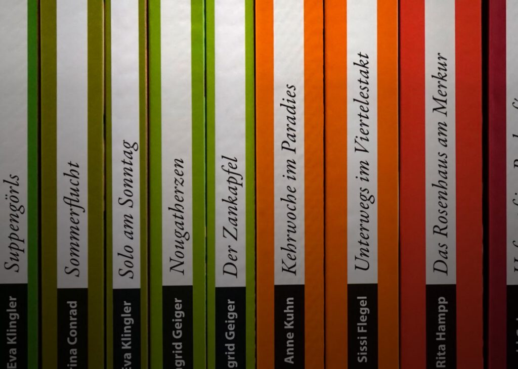 Buchrücken einer Belletristikreihe des Silberburgverlags – Mitte